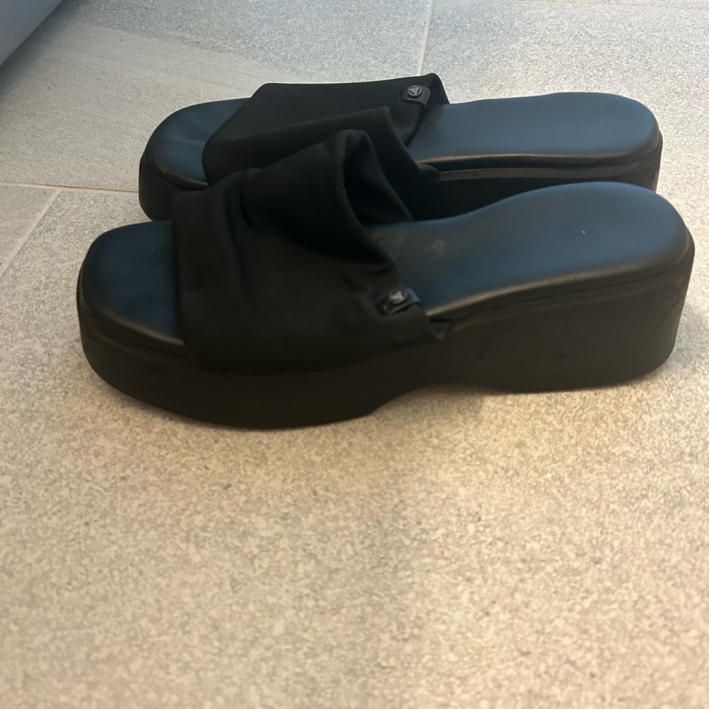 Chunky 90s Black Platform Sandals